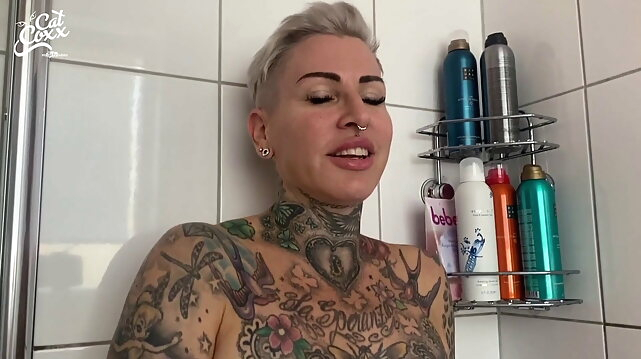 fingering Bathtub filled with piss! amateur videos